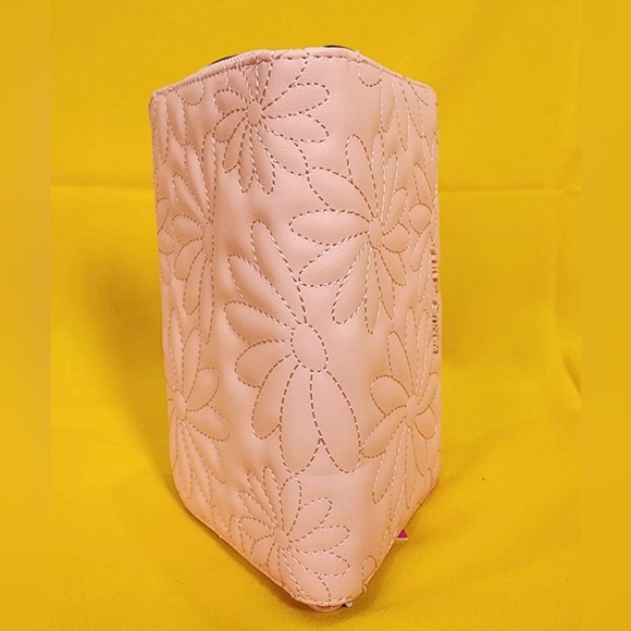 BETSEY JOHNSON PINK QUILTED DAISY FLOWER SPRING WALLET WRISTLET ZIP AROUND - Picture 6 of 8